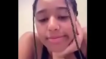 Reproducir Cute ebony está un poco aburrida en ameporn