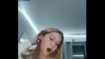 Riproduci Teen bionda prende in giro le sue tette su ameporn