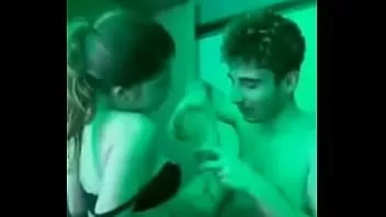 Riproduci Una coppia bollente che prende in giro gli spettatori su ameporn