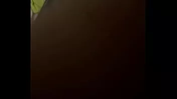 تشغيل رجل الرافعات يفكر في فتاة صغيرة منتهية الصلاحية