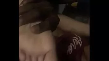 تشغيل تناول كس الآسيوية أثناء وجوده في السرير
