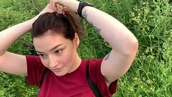 Redare Muie publică în aer liber cu creampie de la o fată timidă din tufișuri - olivia moore