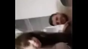 Reproduzir Adolescente de saia sentado no rosto de um amigo em um ameporn