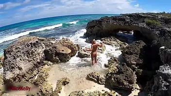 Putar Oh Tuhan! Awas! turis membuat video seorang gadis masturbasi di dekat laut!