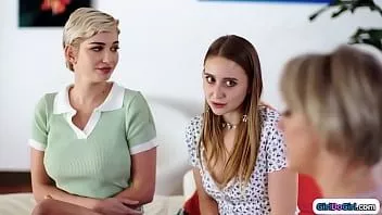 Играть Girldogirl.com - падчерица и подруга лижут мачеху с большими сиськами