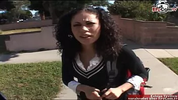 再生 自然なおっぱいを持つ18歳のラティーナティーンがカーセックスのために路上でナンパ