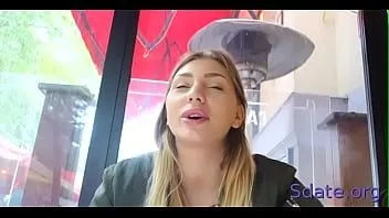تشغيل الخادمة الإلهية هيلينا deepthroats الديك