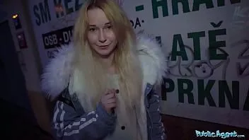 Redare Agent public ea a terminat cu o față plină de spermă după ce a călărit cocoșul