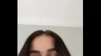 Redare Ea știe că este bine în ținuta aceea