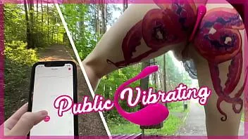 Abspielen Stiefbruder schaltet aus der Ferne den üppigen Lovense-Vibrator in der Muschi seiner Stiefschwester im öffentlichen Park draußen auf Maximum ein