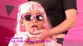 Abspielen Lehrer gibt Engel 18 Schwanz in den Mund! „Ich will einen Schwanz“ und „Alles Gute zum Geburtstag“ stickyasian18 Teenager