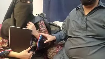 播放 戴头巾的德西学生女孩被补习老师性交