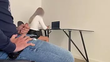 تشغيل يتصل بي مديري وأنا أمارس الجنس أمامها في المكتب بينما أنتظر، وهي تساعدني على إنهاء القذف عن طريق إعطائي اللسان