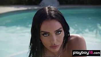 Putar Payudara besar berambut cokelat telanjang sayang kaitlynn anderson berpose di kolam renang luar ruangan