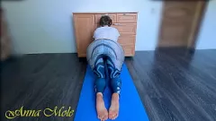 Putar Dewi Yoga Pantat Besar dengan Legging Spandeks Menjadi Intim dengan Vagina Merah Mudanya