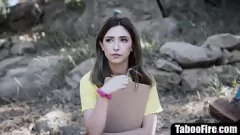 Reproducir ENGAÑANDO A UNA ADOLESCENTE MORENA EN UNA SESIÓN DE GARGANTA PROFUNDA HARDCORE