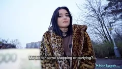 Riproduci L'agente pubblico ottiene un pompino per outdoor selvatico da una piccola ragazza francese Crystal Cherry