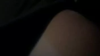 播放 Pawg 在汽车后部被砸碎并多次达到高潮