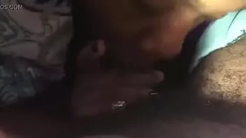 Reproducir Corre en su boca y no para