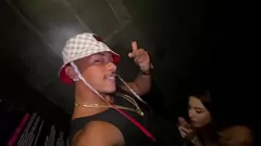 تشغيل زوجة لاتينية مملوكة تمتص ديك في حمام النادي