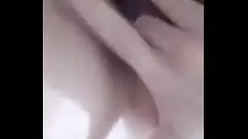 চালান হট কিশোর টয়লেটে তার গুদ স্পর্শ করছে