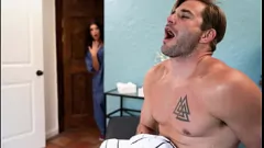 تشغيل تقدم Masseuse الساخنة BJ بعد أن تمسكني بالريش