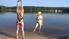 Reproducir Aventura de inmersión del flaco de Naughty Teen en Public Beach