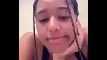Reproducir Cute ebony está un poco aburrida en ameporn