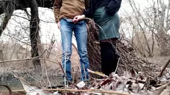 Reproducir MILF con curvas chupa la polla al aire libre con falda de cuero