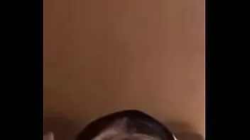 Reproducir Chica soplando ameporn después de burlarse de su novio en la cocina