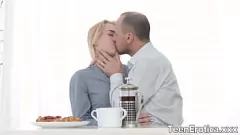Afspelen Blonde tiener via lasciva anaal avontuur met een hardcore lul