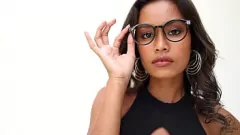 再生 曲線美のアジアのプトリ・チンタはいたずらになり、彼女の小さな猫を披露します