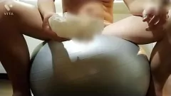 Reproduzir Masturbação Mayhem: Muscle Man ejacula na bola de equilíbrio!