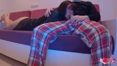 Afspelen Verboden pijpbeurt van stiefzus: cumshotverrassing