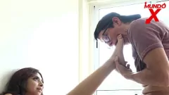 تشغيل سكرتيرة سمراء في الملابس الداخلية تحصل على شرجي فاضح وقذف داخلي أثناء الحجر الصحي في MUNDOXXX.COM